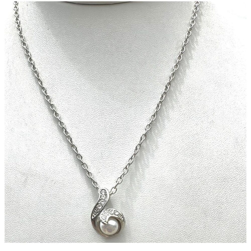Faux pearl rhinestone silver tone pendant necklace